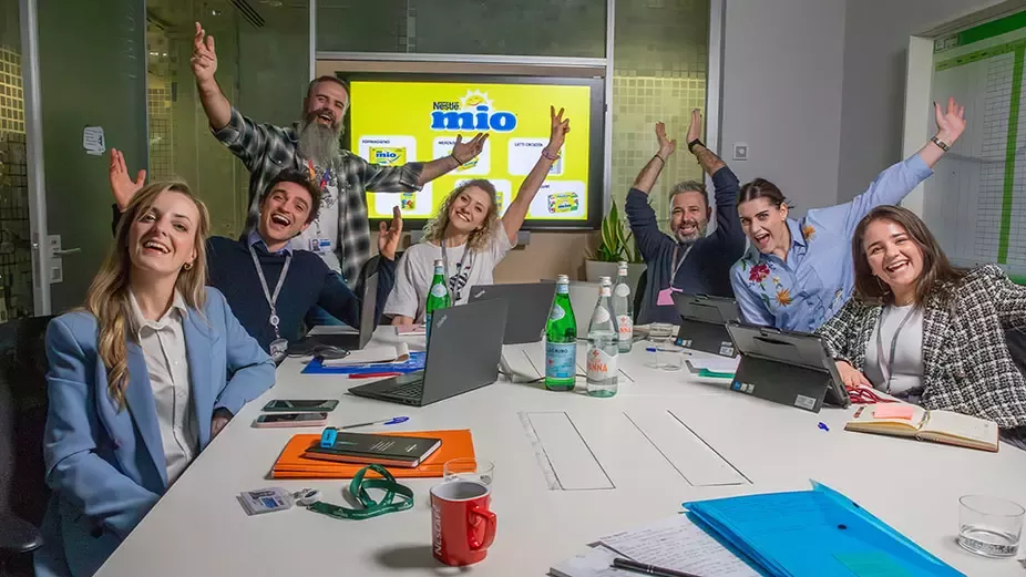 Team aziendale riunito in sala meeting durante una sessione di collaborazione e lavoro di gruppo