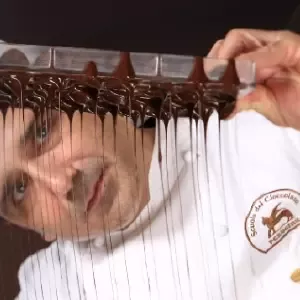 Maestro cioccolatiere al lavoro con cioccolato fuso presso la Scuola del Cioccolato Perugina