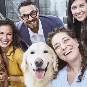Gruppo con cane durante un incontro dedicato alla cura e al benessere degli animali