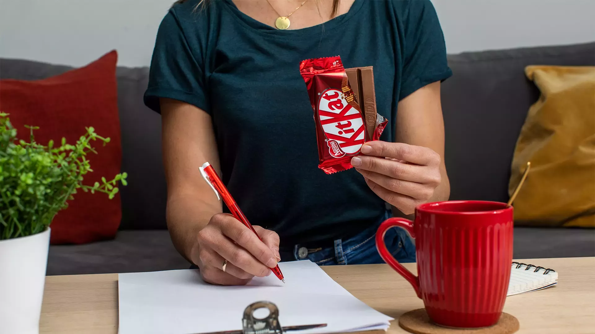 ragazza-mangia-kitkat