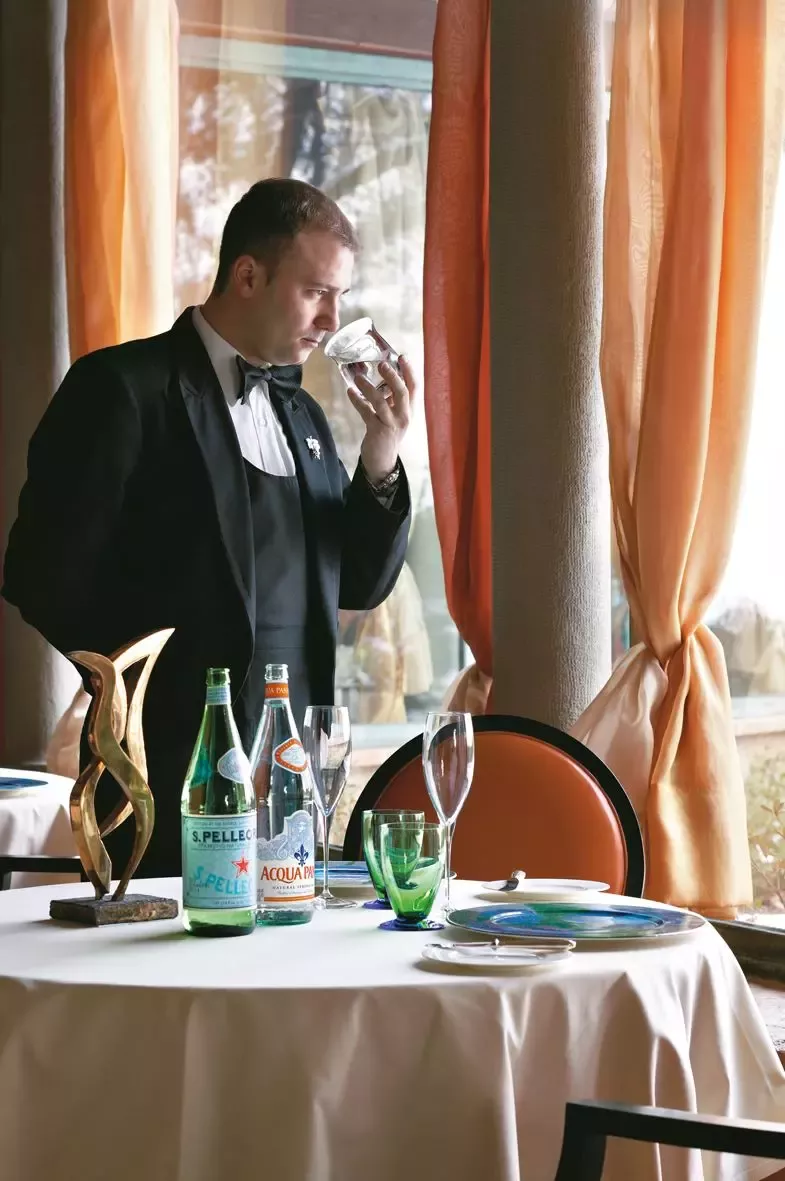 sommelier-tasting